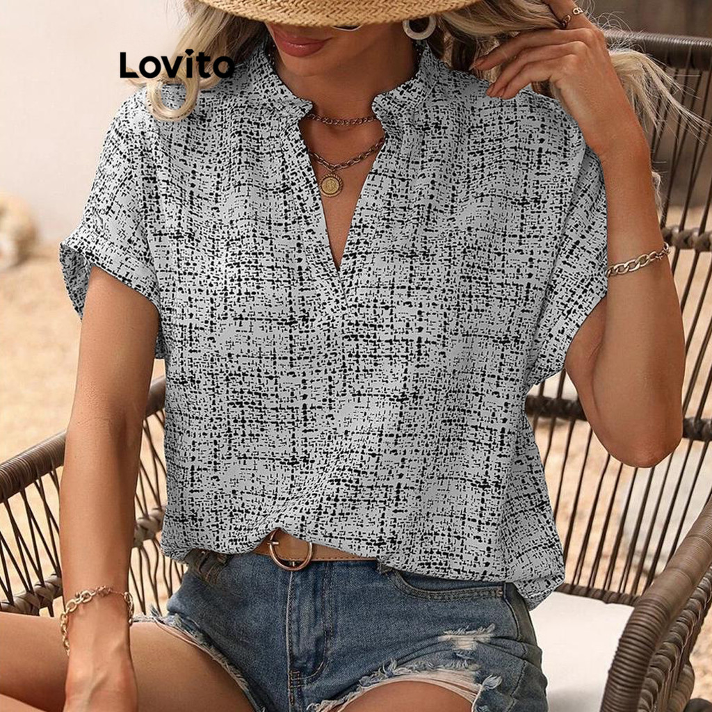Lovito เสื้อเบลาส์ผู้หญิง พิมพ์ลายดอกไม้ สไตล์ลำลอง LNL48010