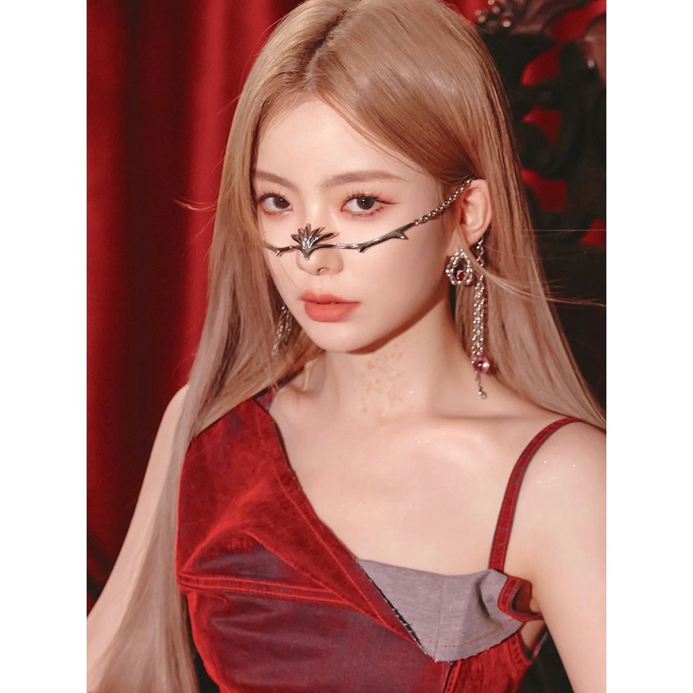 ทั้งร้าน Wang Oakxin สไตล์เดียวกัน face chain cyberpunk หน้ากากโลหะ ผู้ชายผู้หญิง COS face chain โซ่