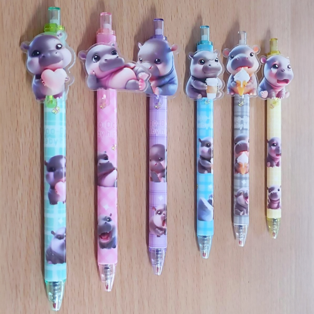 พร้อมส่ง   ปากกาลูกลื่น  สีน้ำเงิน  มีหลายลาย  เขียนง่าย ใช้สะดวก