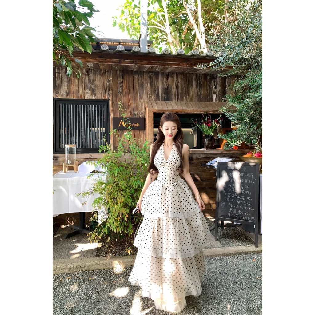 ชุดHaltermotifจุดโปลกาสไตล์คลาสสิกสำหรับผู้หญิง ออกแบบมาอย่างสวยงามในทรงA-line และมีเอวแคบที่ทำให้ดูเรียวเล็ก ในสไตล์ฤดูใบไม้ผลิ