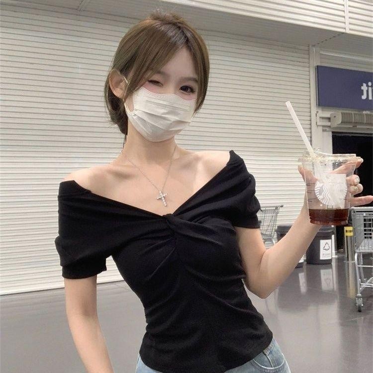 เสื้อยืดแขนสั้นปาดไหล่ ชุดสองทาง น่ารักและเซ็กซี่ สำหรับผู้หญิง ใส่หน้าร้อน สไตล์ใหม่ ทรงสลิมฟิต กระชับสัดส่วน คอปก ปาด ราคา ถูกที่สุด ดีลบีเคเค แกลเลอรีภาพที่ 2