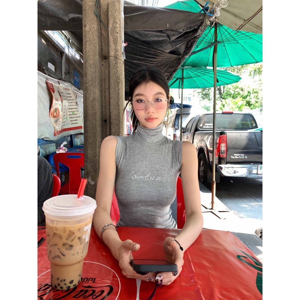 Fortunee เสื้อยืดกล้ามแขนกุดคอสูง สีเทา ลายอักษรปั้มเพชร เสื้อฤดูร้อน เสื้อผู้หญิง เข้ารูปเข้าทรง