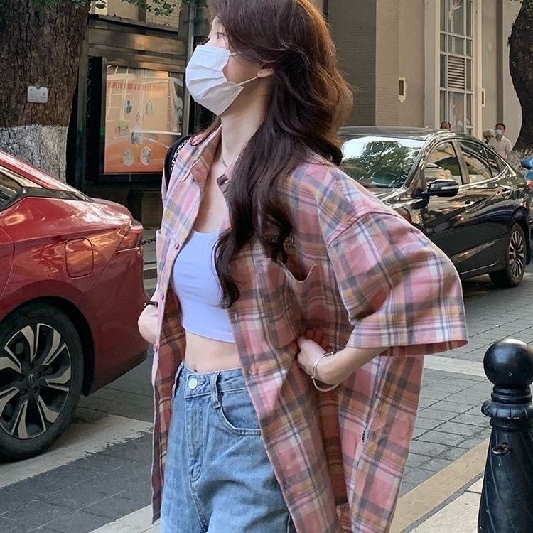 เสื้อเชิ้ตลายสก๊อตสีชมพูผู้หญิงสวมใส่ด้านนอก โอ เวอร์ไซส์ ใหม่หลวมกระชับเสื้อแขนสั้นสไตล์ญี่ปุ่นย้อนยุคสีคมชัดด้านบนฤดูร้อน