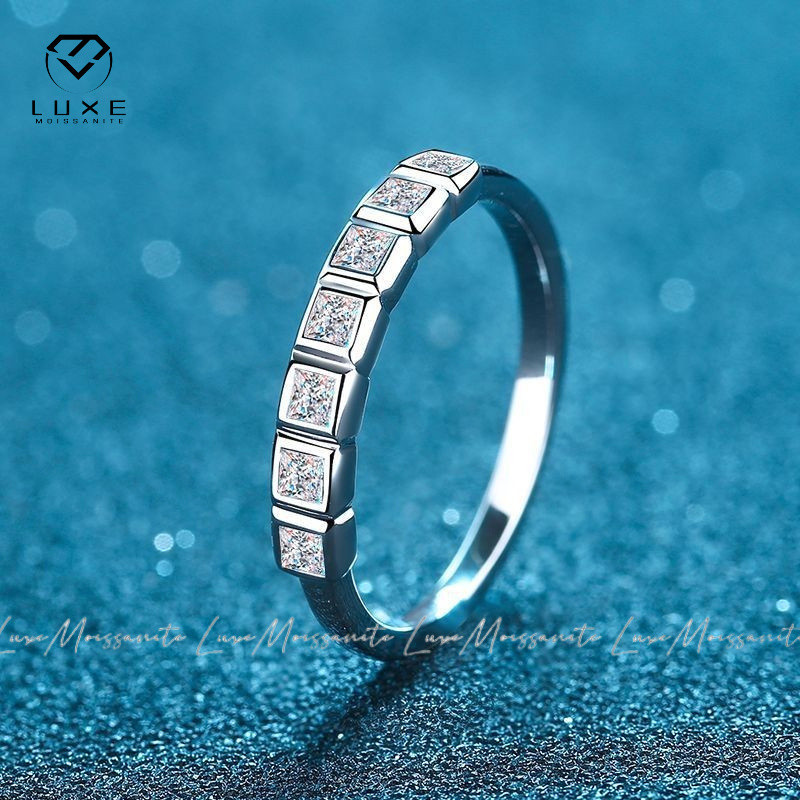 จริง Moissanite 0.56ct ครึ่งวงกลม Eternity Princess ตัดสีขาว D Designer สไตล์แหวน S925 เงินสเตอร์ลิงพร้อมการรับรอง GRA สามารถ Pass Test สําหรับหมั้นงานแต่งงาน