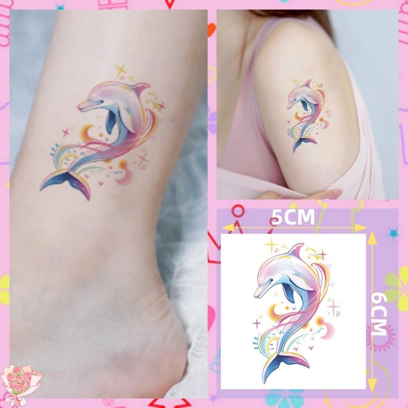 รอยสักลายปลาโลมาที่มีสีสันสาวเซ็กซี่ไหล่สักสติกเกอร์รอยสักกันน้ํายาวนาน 7 วัน รอยสักวันหยุดชั่วคราว