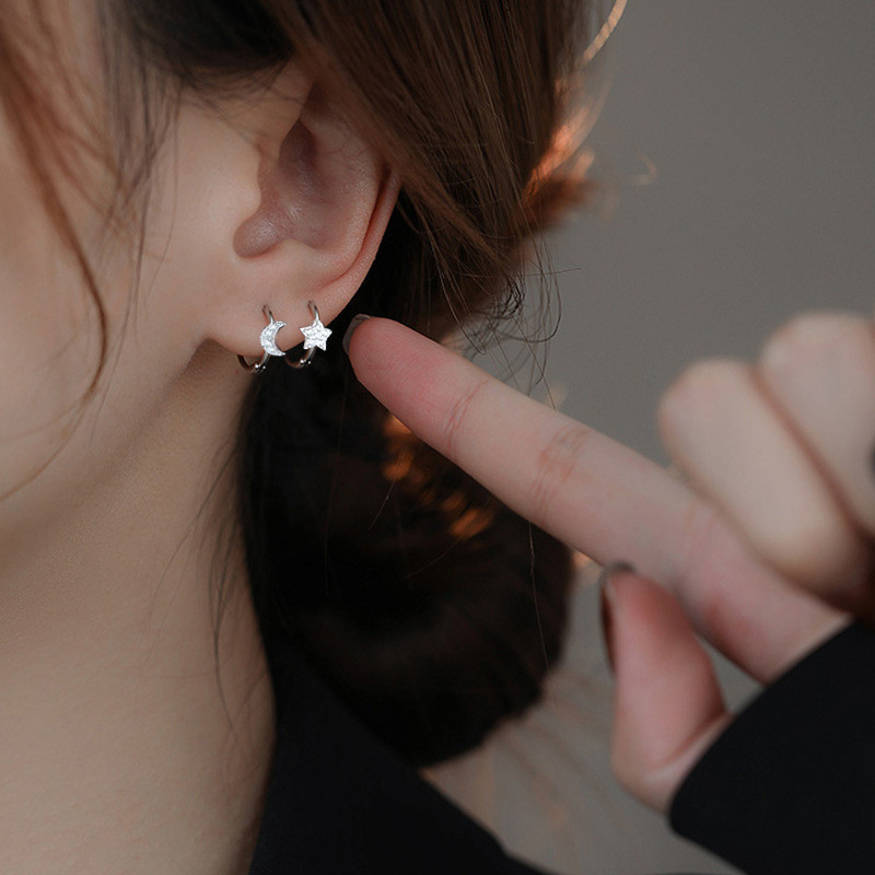 ไม่สมมาตร Star Moon Zircon Hoop ต่างหูสําหรับผู้หญิงชุดต่างหูเจาะสําหรับเด็กต่างหูทองคําขาวชุดทุกวันสไตล์หวานอุปกรณ์เสริมเครื่องประดับ