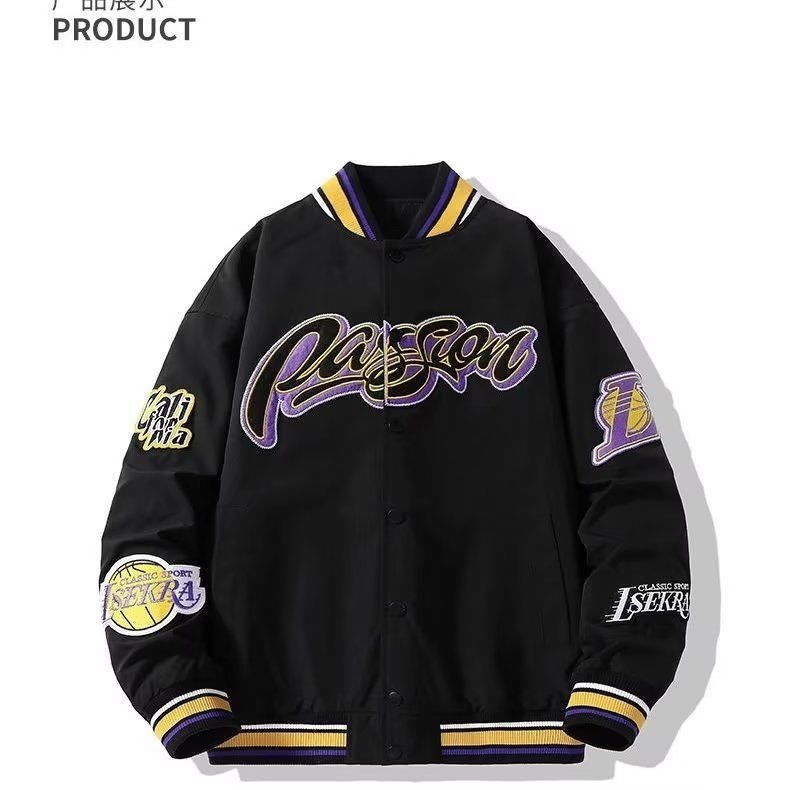 ชุดเบสบอลผู้ชายฤดูใบไม้ผลิฤดูใบไม้ร่วงปักอเมริกัน สูง ถนน เย็บแจ็คเก็ต เลเกอร์ส สีม่วงสีทองจับคู่หลวมเครื่องบินทิ้งระเบิดแจ็คเก็ต พร้อมสต็อกจัดส่งเร、棒球服男春秋刺绣美式高街拼接夹克湖人紫金配色宽松飞行员夹克外套 - รูปที่ 7