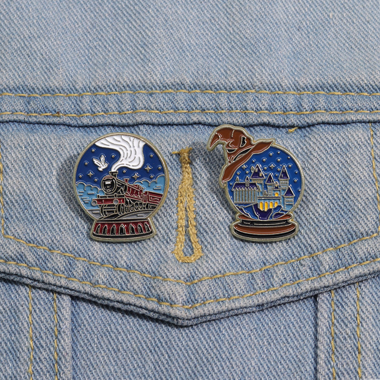 Hogwarts School การ์ตูนปราสาทเข็มกลัดคริสตัล Magic Ball ป้ายโลหะ Potter Lapel Pin เครื่องประดับอุปกรณ์เสริมของขวัญ