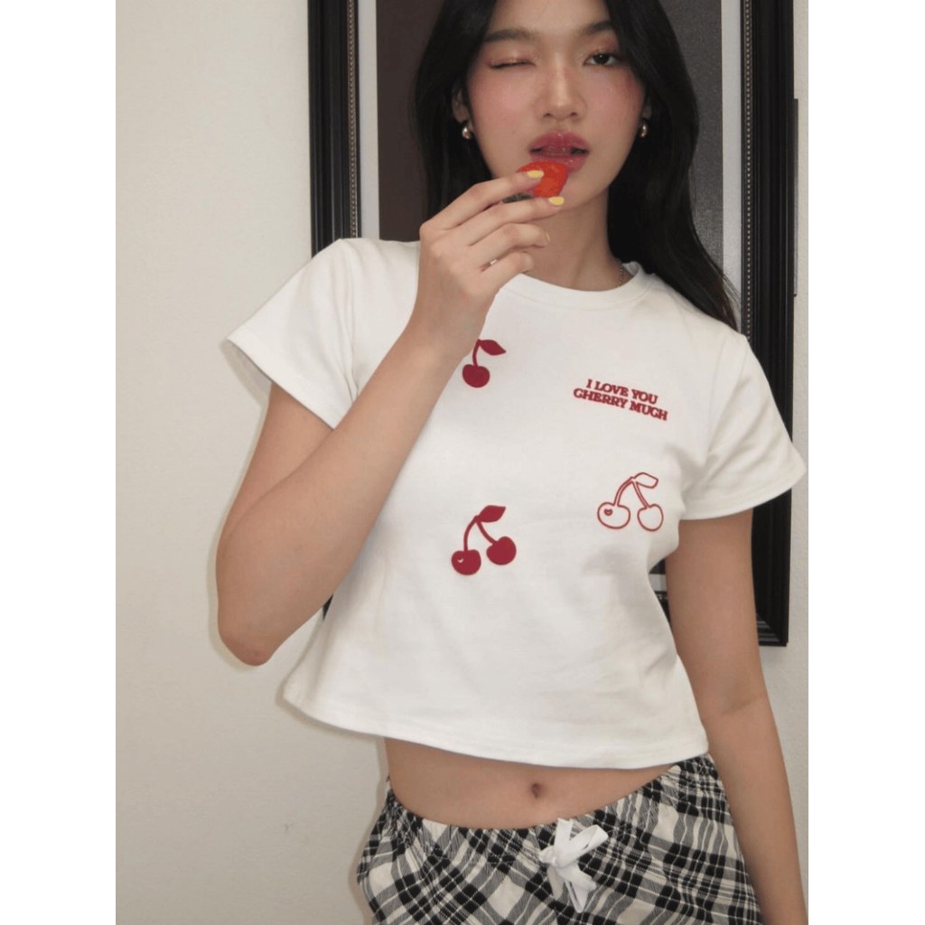 (จัดส่งตลอด 24 ชั่วโมง）OOOK Official เสื้อยืดแขนสั้นมพ์ลายเชอร์รี่สไตล์เกาหลีสำหรับผู้หญิง แบบสั้น แฟชั่นผู้หญิง