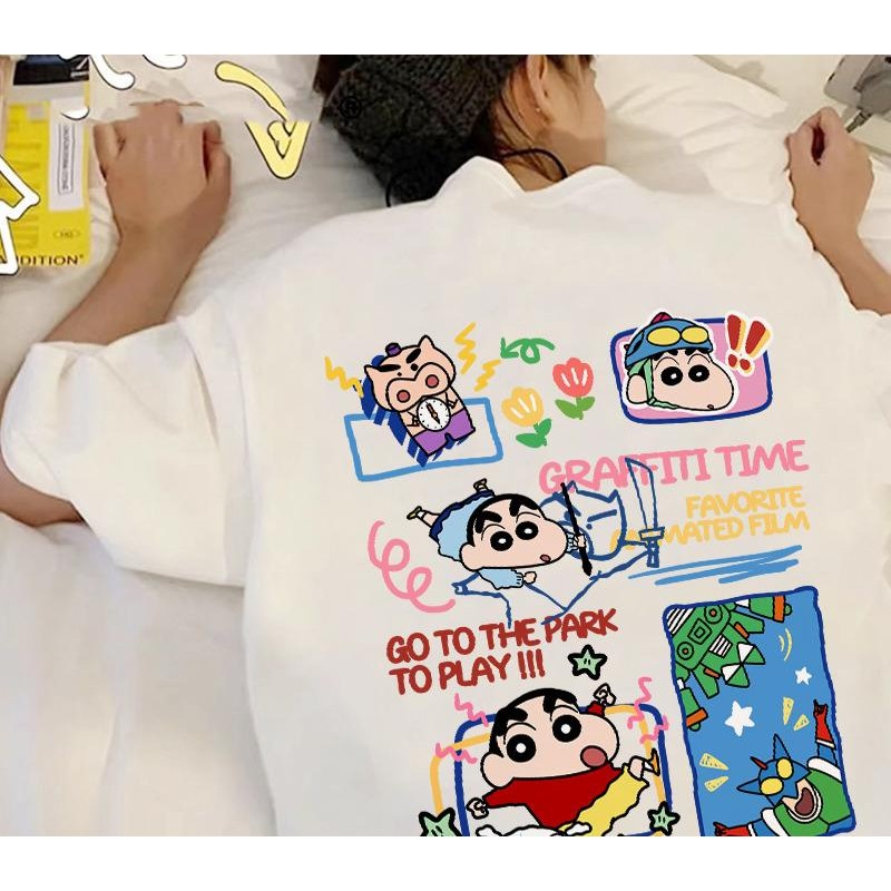 Basi เสื้อยืด oversize สกรีนหน้าหลัง ลาย "GRAFFITI TIME" การ์ตูนชินจัง ผ้าคอตตอน100% ใส่สบาย สไตล์เกาหลี น่ารักๆ