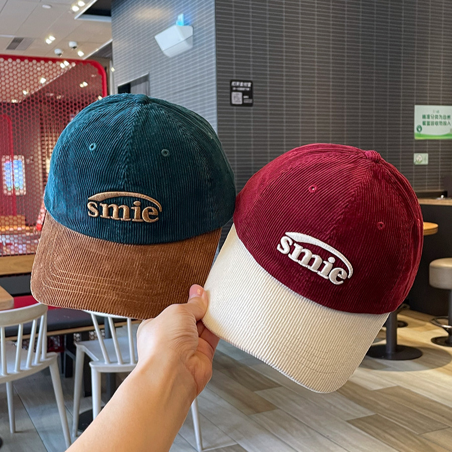 การจับคู่สีผ้าลูกฟูกปักหมวกเบสบอลผู้หญิงฤดูใบไม้ร่วงฤดูหนาว ซอก หัวใหญ่เส้นรอบวงใบหน้าเล็กคู่หนาลายกํามะหยี่