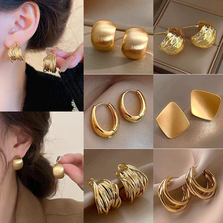 ต่างหูโลหะมีการเคลือบที่สวยงามและเงางาม เหมาะสำหรับคนที่ชอบความหรูหรา