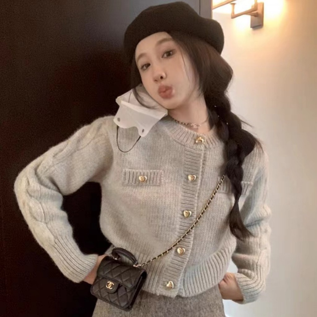 เสื้อคาร์ดิแกนถักสไตล์ชาแนลสำหรับผู้หญิงฤดูใบไม้ร่วงและฤดูหนาวเสื้อสเวตเตอร์ตัวสั้นสไตล์วินเทจแฟชั่นแมทช์ลุคง่ายใส่แล้วดูผอมเพรียว