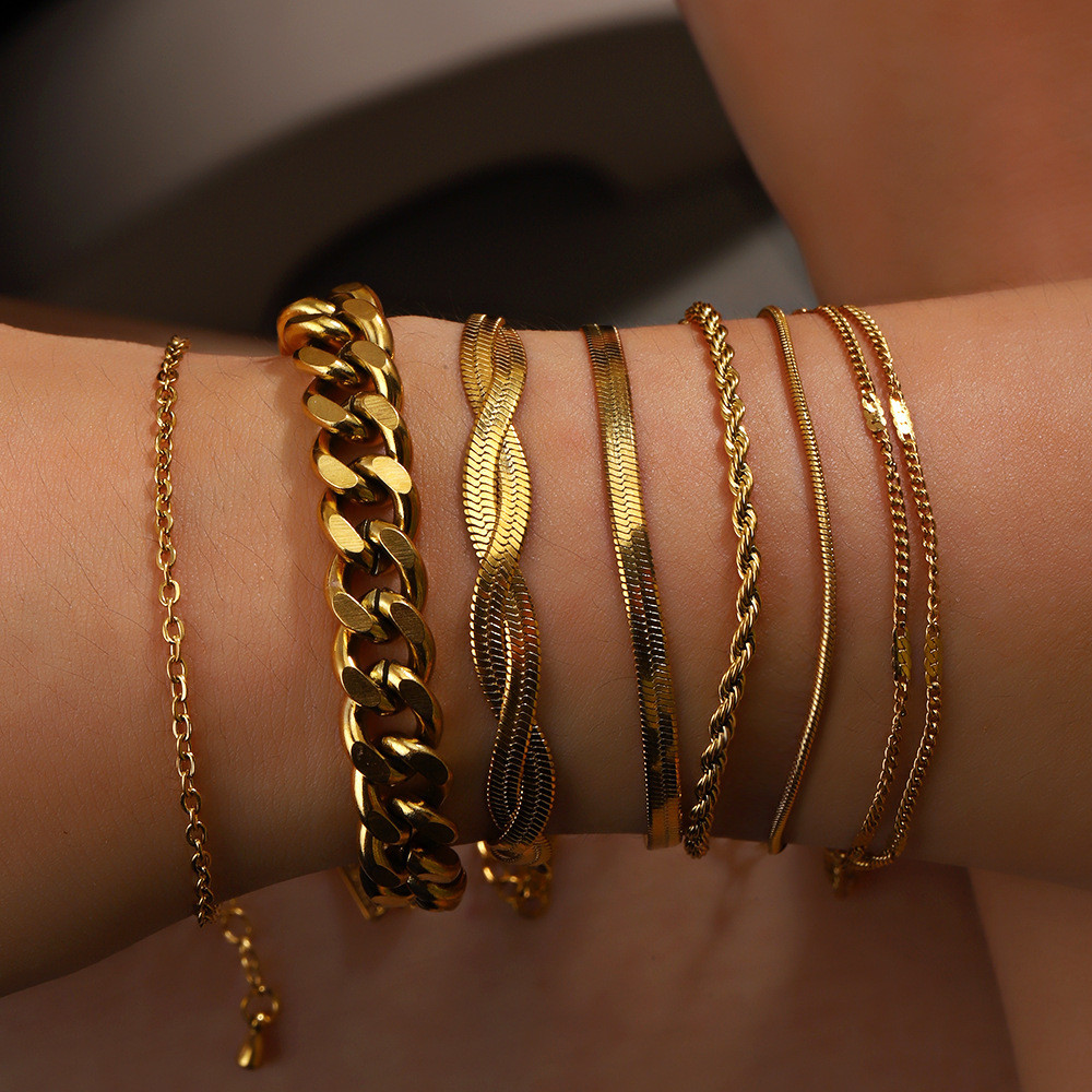 สร้อยข้อมือโซ่คิวบาซ้อนกับสร้อยข้อมือผู้หญิงสแตนเลสชุบทอง18K
