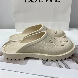 P PVC Baotou Hole รองเท้าแบนกลางส้นแฟชั่น All-Match Breathable Anti-Slip ระงับกลิ่นกายในร่มกลางแจ้ง Slip-On รองเท้าแตะ