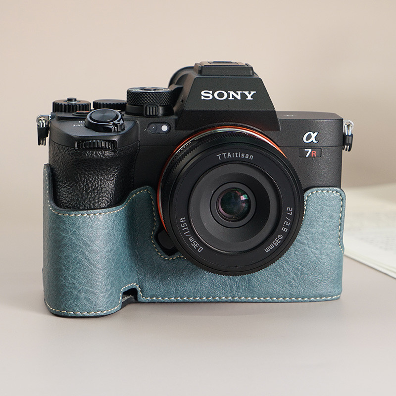 Sony A7CR A7C2 หนัง PU กล้องฐานกระเป๋าสําหรับ Sony A7R5 A7M4 Sony A7 Mark 4 IV A7R Mark V 5 ครึ่งปลอกกระเป๋า 1/4 สกรู