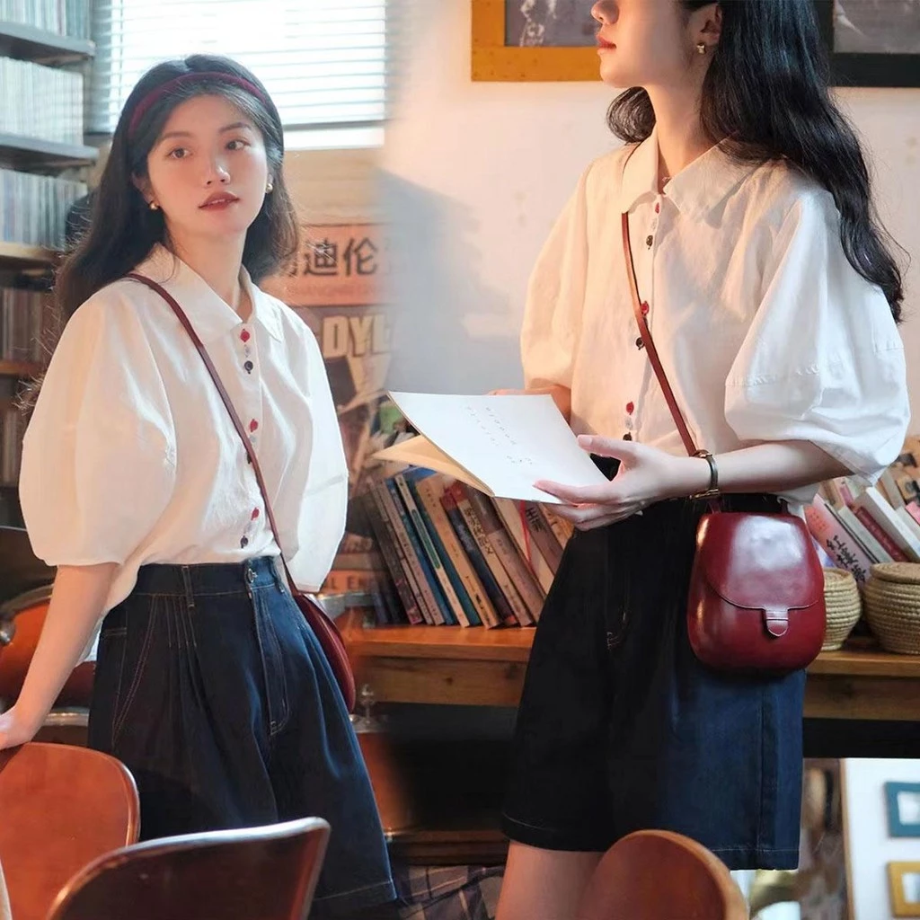 MIMI&DIDI#สีขาวพัฟแขนเสื้อเชิ้ตแขนสั้นผู้หญิงฤดูร้อนหลวมออกแบบ Niche ครึ่งแขนเสื้อด้านบน ปุ่มหลากสีก็น่ารัก#W463