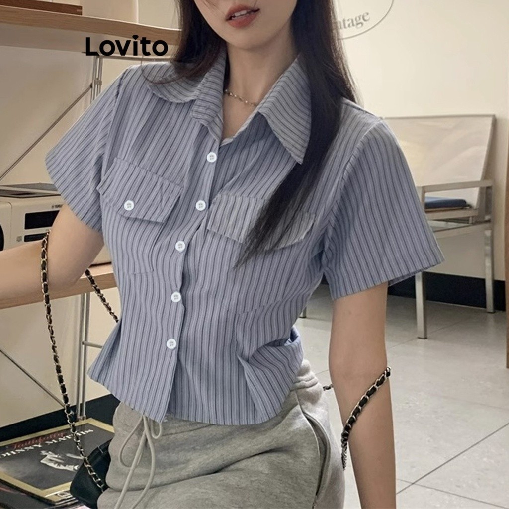 Lovito เสื้อเบลาส์ผู้หญิง จับจีบ แต่งกระเป๋า ลายทาง สไตล์ลำลอง LNE24289 (สีน้ำเงิน)