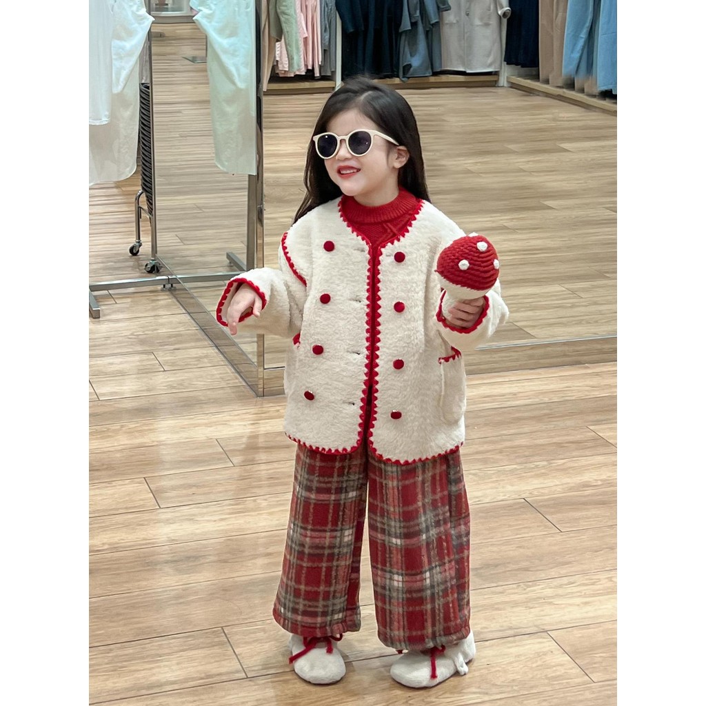 เสื้อไหมพรมเด็กผู้หญิงฤดูหนาว2024สีตัดกันลูกไม้กำมะหยี่สีแดงกระดุมสองแถวบุขนกำมะหยี่หนาพิเศษแฟชั่นแจ็คเก็ตอบอุ่น