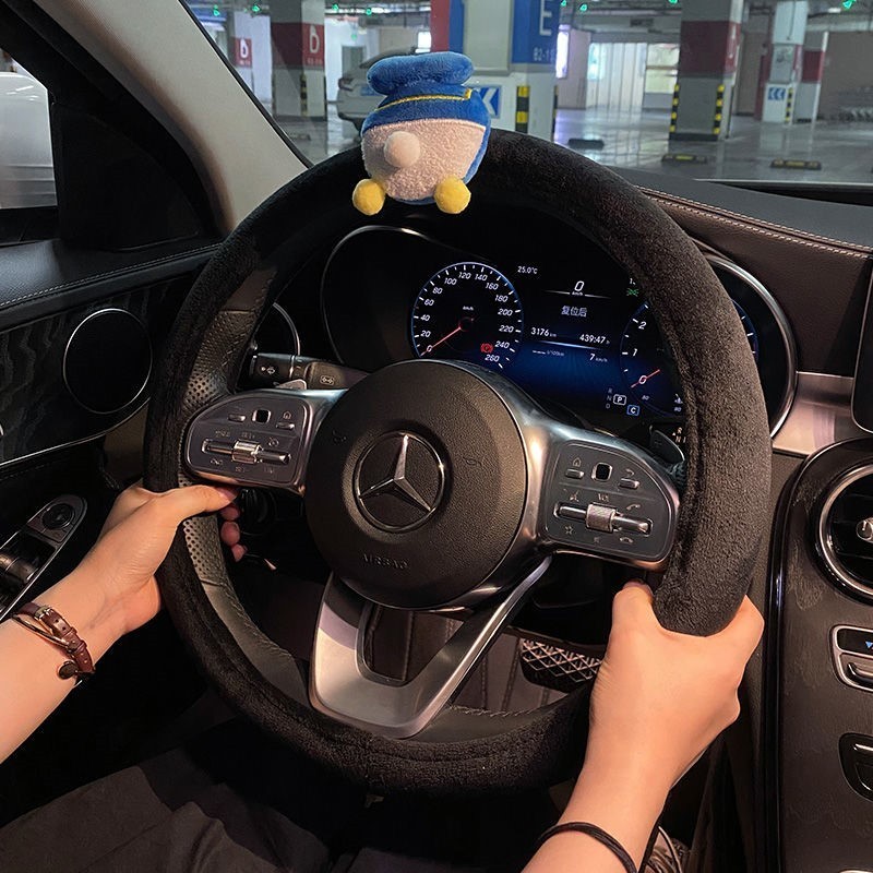 [ตกแต่งรถน่ารักสไตล์ใหม่] ที่หุ้มพวงมาลัยรถยนต์ฤดูหนาวตุ๊กตาสั้นสี่ฤดูกาลสากลหญิงเกาหลีน่ารักการ์ตูนขนยาวฝาครอบมือจับเบนซ์