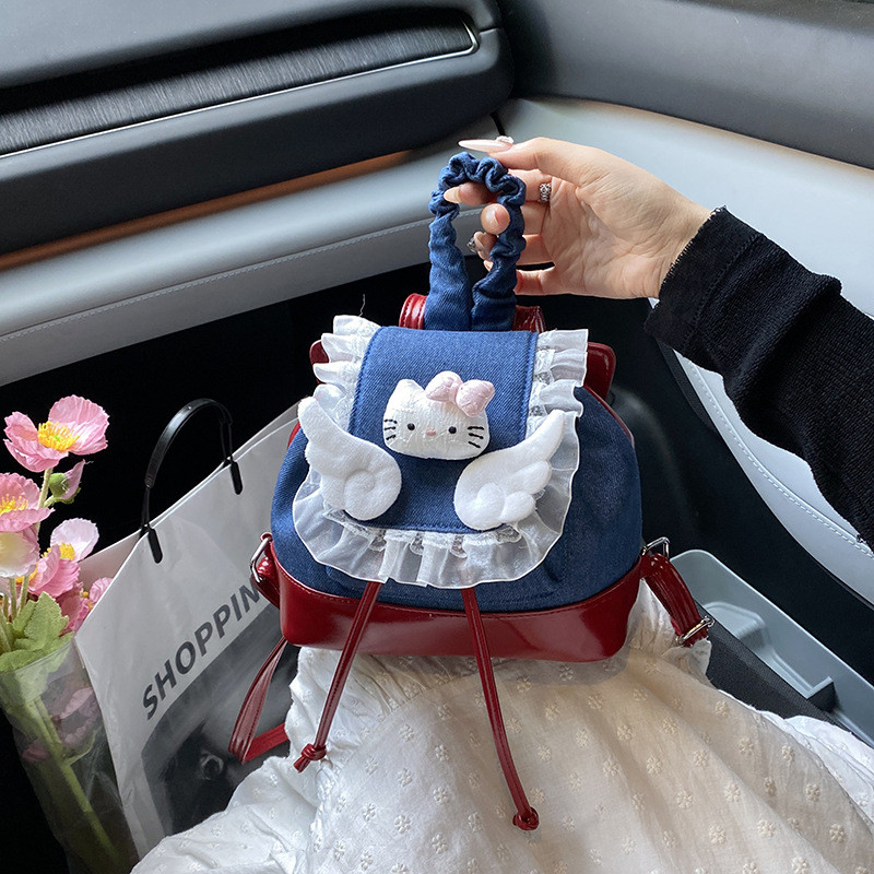 กระเป๋าเป้สะพายหลังลายคิตตี้ ดีไซน์น่ารักจากญี่ปุ่น พู่ปีกเก๋ไก๋