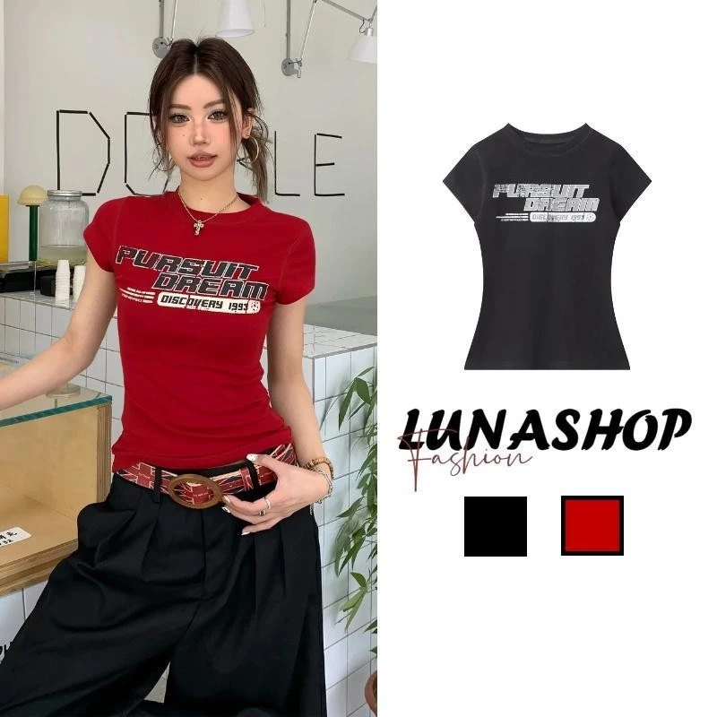 เสื้อยืดสวยๆผู้หญิง เสื้อผ้า เสื้อรัดรูปสีแดงแขนสั้นพิมพ์ลายตัวอักษรสไตล์อเมริกันย้อนยุค