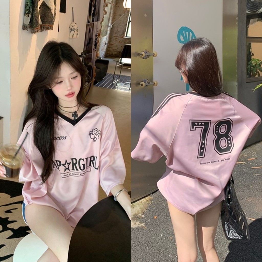 สีชมพูกีฬาเสื้อยืดตัวอักษรคอวีเสื้อยืด โอ เวอร์ไซส์ เสื้อผู้หญิงแขนสั้นฤดูร้อนสบายๆพิมพ์แบรนด์อินเทรนด์แฟชั่น สตรีทแวร์ สูงสุด