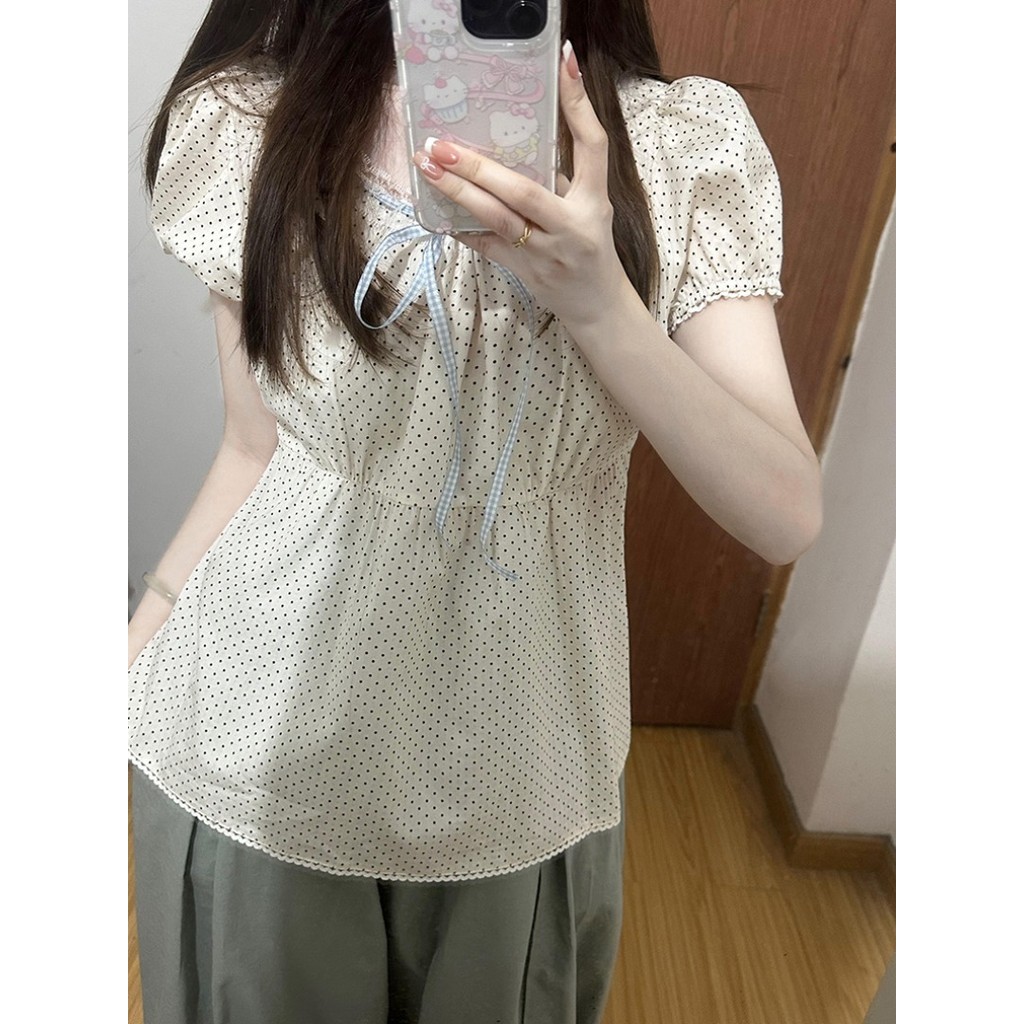 ท็อปแขนพัฟลายจุดแขนสั้นสำหรับผู้หญิง ฤดูร้อน ดีไซน์ใหม่ ความรู้สึกเฉพาะตัว คอปกลูกไม้ Dijia Remember