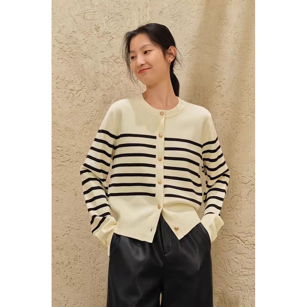 เสื้อคาร์ดิแกนถักลายทางสีตัดกันเรียบง่ายสำหรับผู้หญิงเสื้อสเวตเตอร์กระดุมสีทองวินเทจสำหรับฤดูใบไม้ผลิ