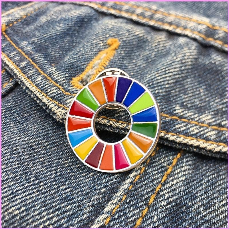 พินลวดลายรุ้ง UN SDGs พร้อมสร้อยคอมาเน่ สำหรับงานจัดเลี้ยงและการพัฒนาที่ยั่งยืน