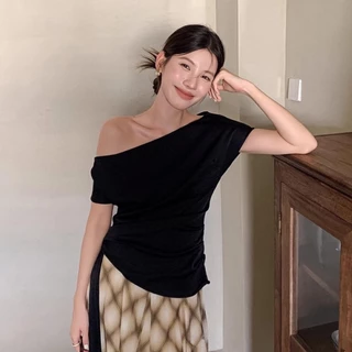 Chili Koko เสื้อยืดแขนสั้นผ้าซาตินคอเฉียงสไตล์ฝรั่งเศสสำหรับผู้หญิงช่วงฤดูร้อน ชายเสื้อริบบิ้น สง่างาม 99168