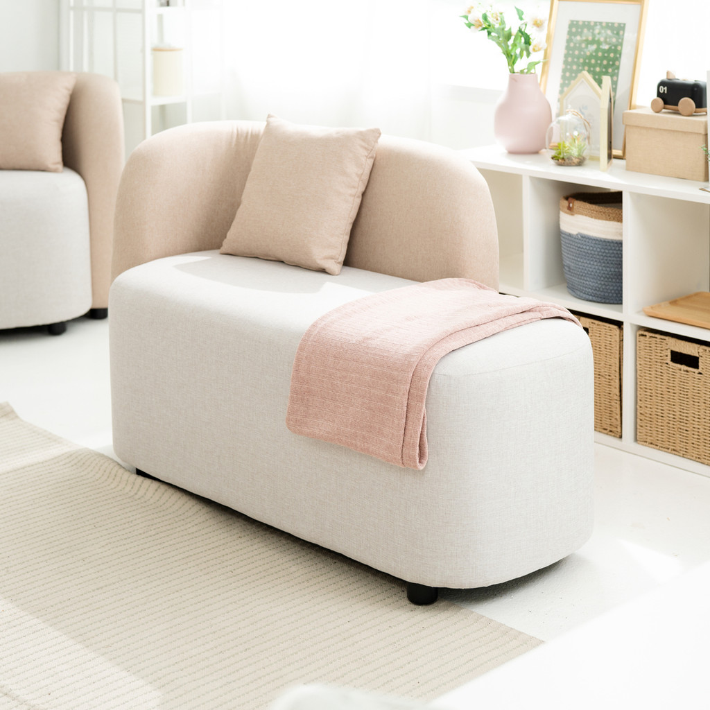 Koncept Furniture โซฟา 2 ที่นั่ง KC-PLAY รุ่น BEBE สีเทาอ่อน+หมอนอิงน้ำตาล (135x68x78 ซม.)  แบรนด์ K