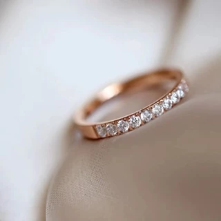 ฝังประณีต Half-Side Micro-Diamond Fine แหวนหญิงแฟชั่นหรูหรา All-Match แหวน