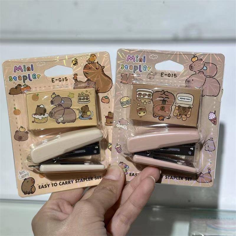 1 ชิ้น Capybara Mini Stapler ชุดลวดเย็บกระดาษน่ารักการ์ตูนกระดาษ Binder เครื่องเขียนสํานักงาน Binding เครื่องมืออุปกรณ์การเรียน