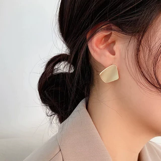 ต่างหูโลหะมีการเคลือบที่สวยงามและเงางาม เหมาะสำหรับคนที่ชอบความหรูหรา