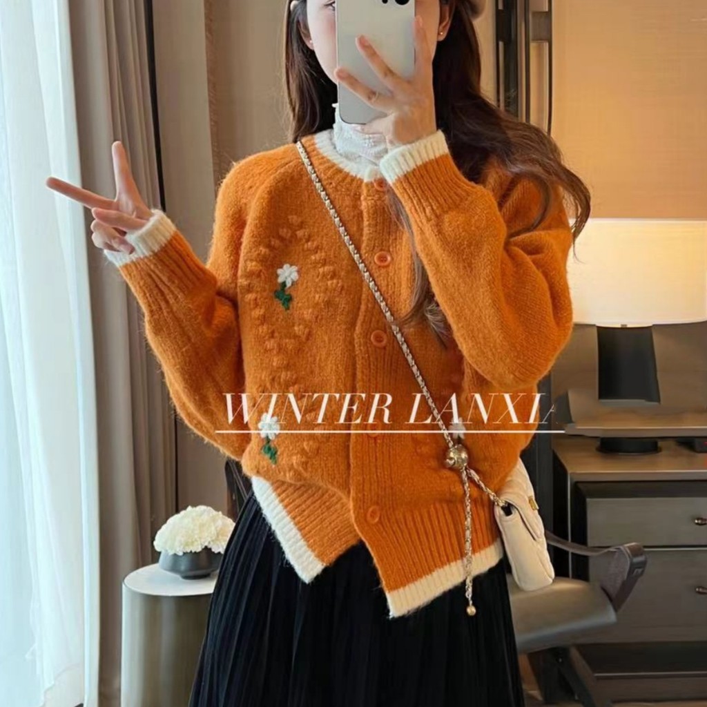 เสื้อโค้ทไหมพรมปักลายดอกไม้แบบใหม่ฤดูใบไม้ร่วงและฤดูหนาวของผู้หญิงเสื้อสเวตเตอร์ถักด้านนอกหนาพิเศษ
