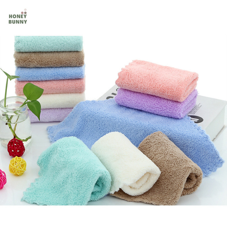 ผ้า ผ้าแบบนิ่ม สีเขียว สีน้ำตาล สีขาว ขนาด 25x25cm และกระดาษเช็ดหน้า
