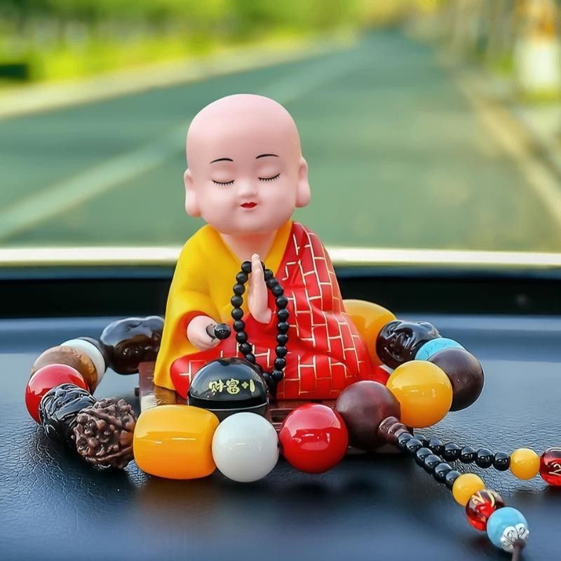 ตุ๊กตาเณรน้อยสวดมนต์ พลังงานโซล่าเซลล์ ตุ๊กตาตกแต่งคอนโซลหน้ารถ เสริมฮวงจุ้ย เดินทางปลอดภัย