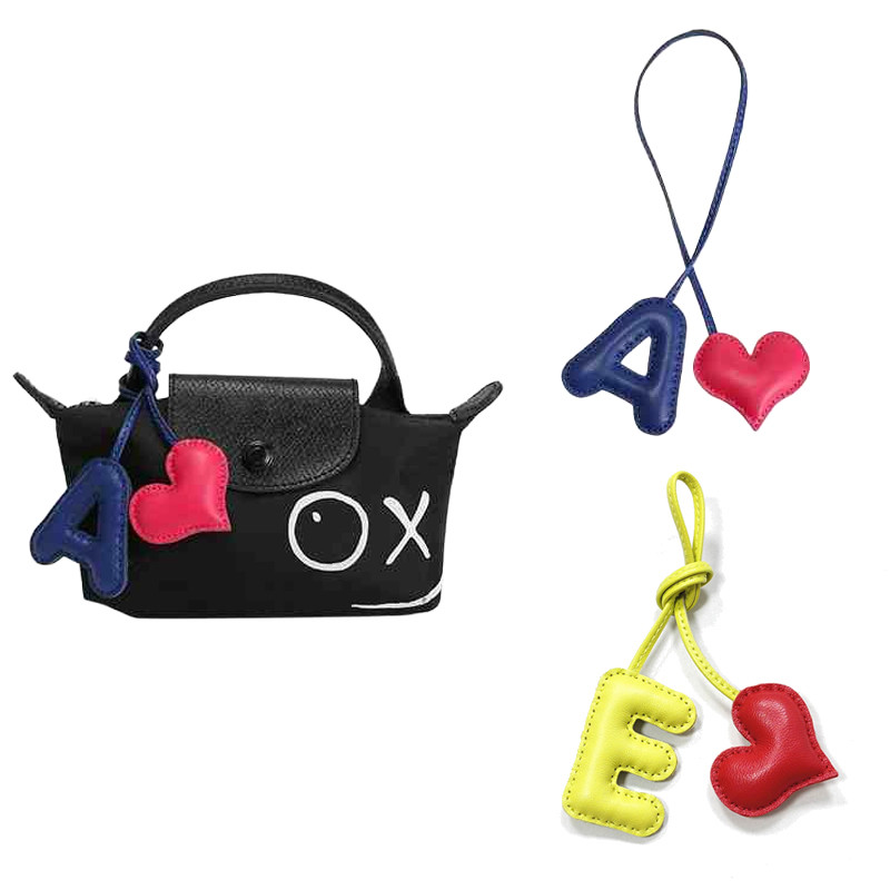 Evertoner หนังแกะภาษาอังกฤษ ACDE Letter Heart Bag Charm อุปกรณ์เสริมแฟชั่นตัวอัก