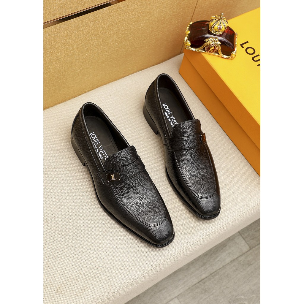 สไตล์ใหม่ LV2024 ผู้ชายหนังแท้อินเทรนด์รองเท้าผู้ชาย Slip-On รองเท้าลําลองผู้ชาย Four Seasons รองเท้าหนัง