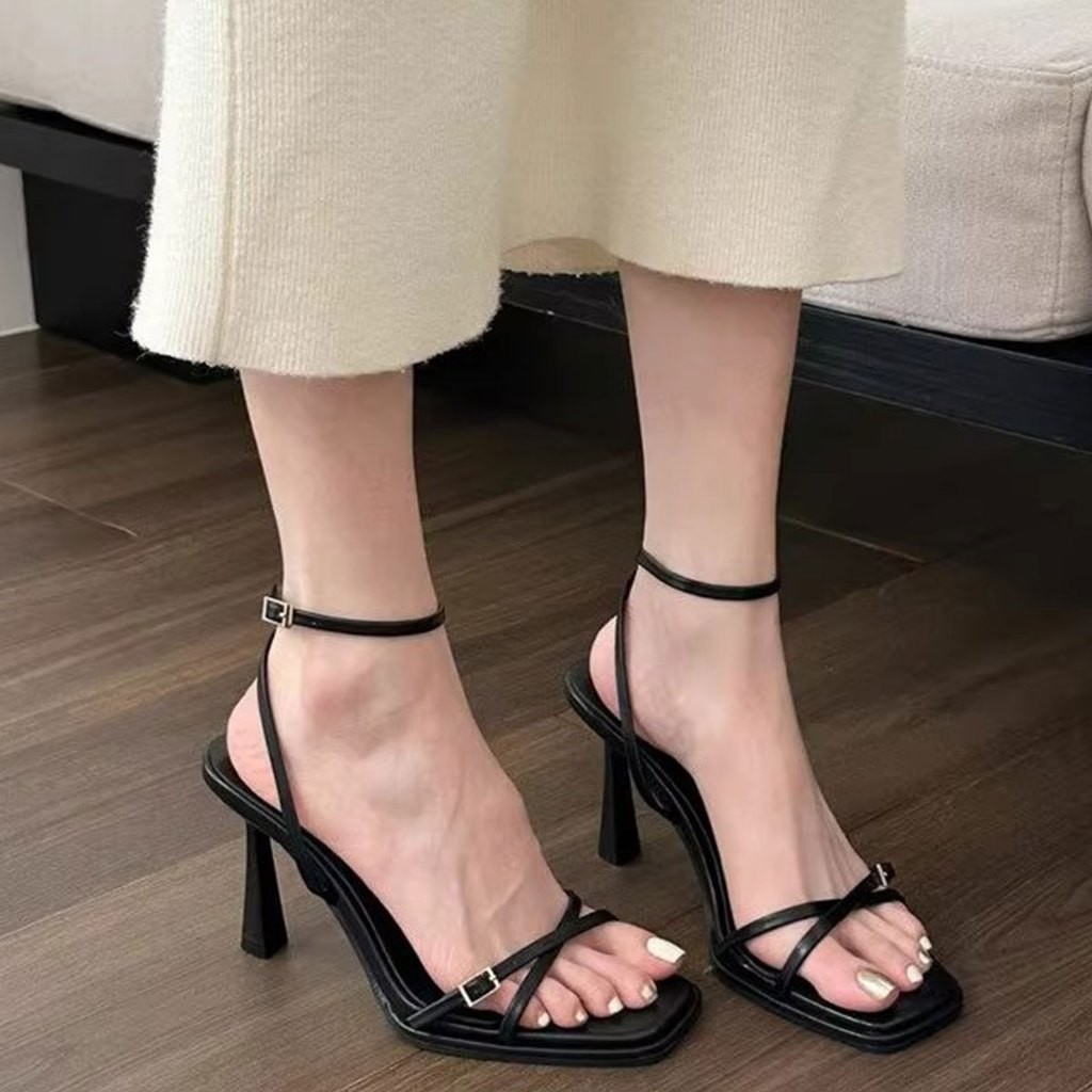 รองเท้าแฟชั่นเรียบหรู ส้นสูงเรียว ใส่แล้วขาเพรียว
 - รูปที่ 4