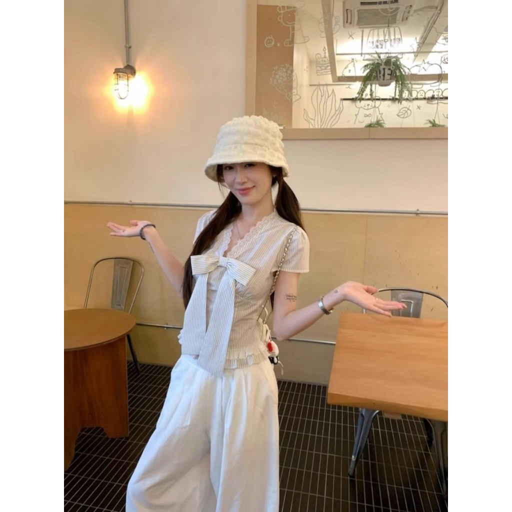 เสื้อผู้หญิงสำหรับฤดูร้อน ออกแบบให้ระบายอากาศดี มีลูกไม้และโบว์ตกแต่ง