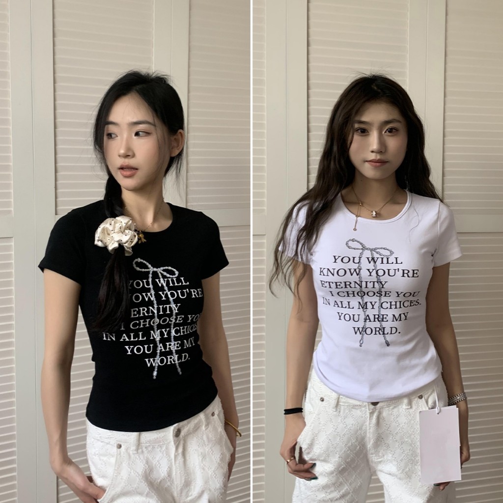 Betty house พร้อมส่ง เสื้อยืดแฟชั่นผู้หญิง เสื้อรัดรูป ผ้ายืดนุ่ม แขนสั้นพิมพ์โบว์ตัวอักษร คอกลม สีดํา สีขาว รุ่นใหม่ล่าสุด
