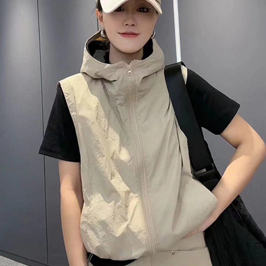 เสื้อกันแดด เสื้อกั๊กมีฮู้ดแบบเรียบง่ายแบบบางสำหรับผู้หญิงเสื้อกั๊กแบบใหม่สำหรับฤดูร้อนชุดกันแดดเสื้อโค้ทสั้นแห้งเร็วไซส์ใหญ่ทรงหลวมลำลองแมทช์ลุคง่ายสไตล์เกาหลี