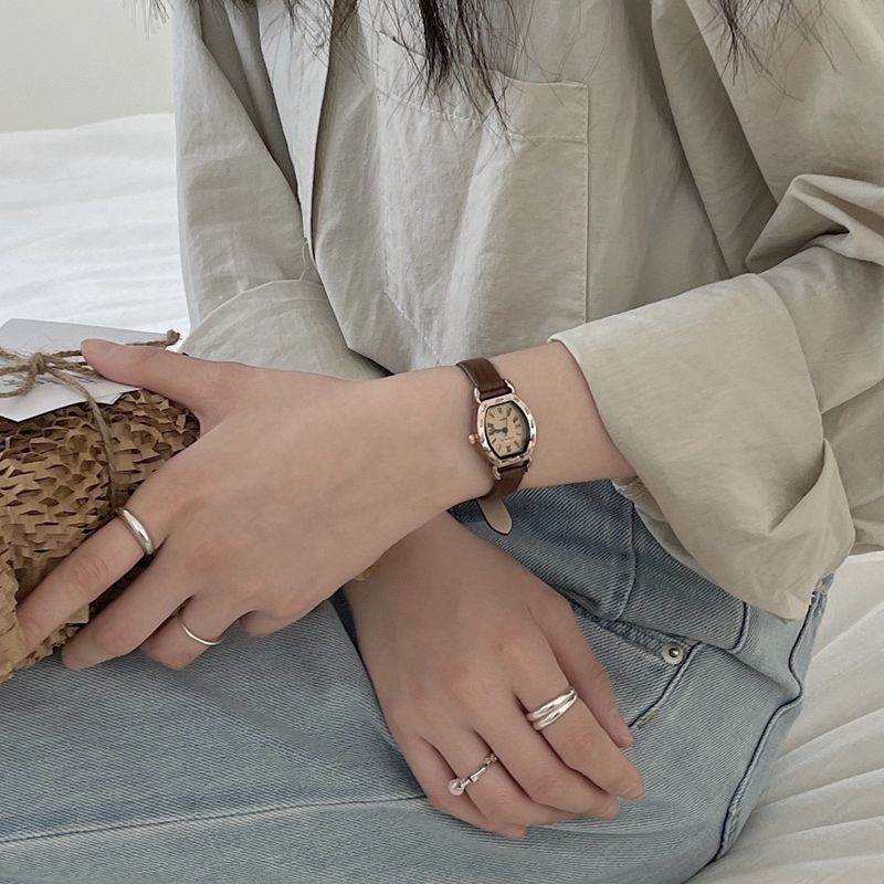 สแควร์นาฬิกาหญิง อิน อารมณ์เรียบง่ายย้อนยุคหนังตัวชี้สไตล์นาฬิกาสี่เหลี่ยมเล็กนาฬิกาควอตซ์