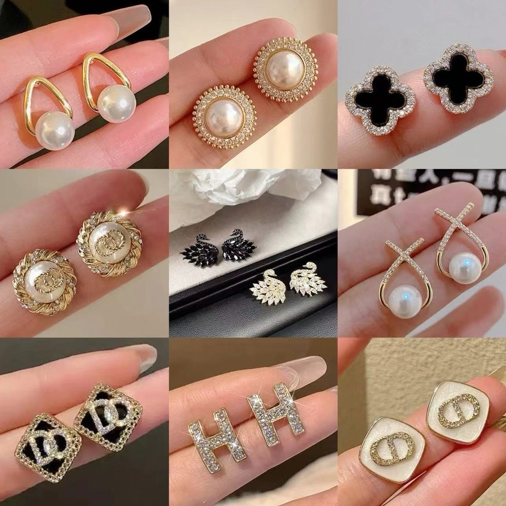 Ins Cool สไตล์ต่างหูต่างหู Hoop 2024 สไตล์ใหม่ต่างหูขายร้อน Niche ที่ไม่ซ้ํากัน High-End หัวเข็มขัดผู้หญิง