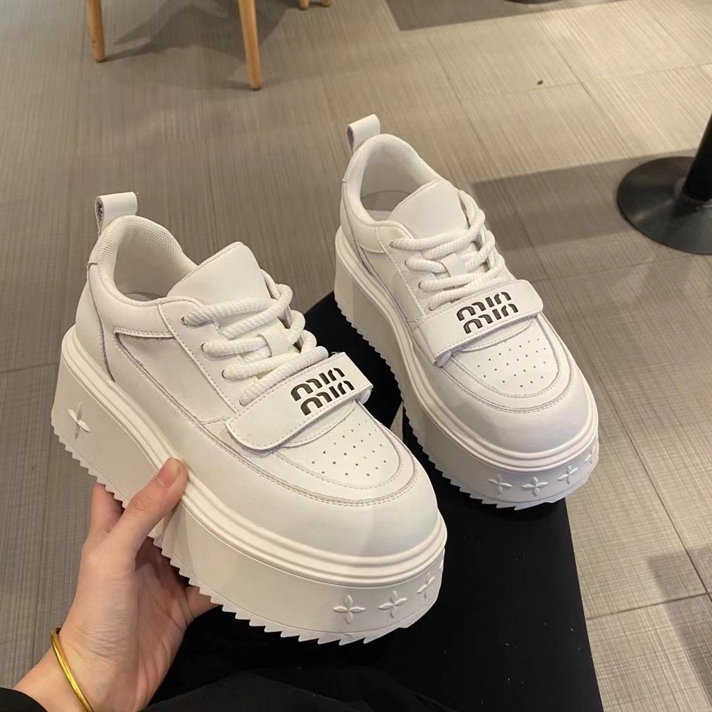 แพลตฟอร์มรองเท้าสีขาวผู้หญิง 2024 ฤดูใบไม้ร่วงฤดูหนาวสไตล์ใหม่รอบ Toe Velcro เพิ่มความสูง All-Match กีฬารองเท้าลําลอง