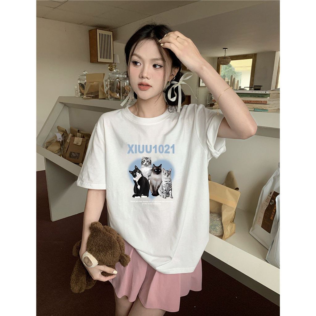 (จัดส่งตลอด 24 ชั่วโมง）Angle Official  เสื้อยืดสําหรับผู้หญิงอินเทรนด์น่ารักแมวพิมพ์ท็อปส์พืชรอบคอสล