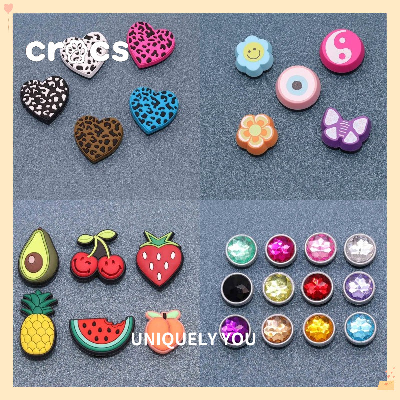 Crocs Jibbitz หัวเข็มขัดการ์ตูนความรัก ดอกไม้รองเท้าผลไม้ อุปกรณ์รองเท้าอุดตันพลอยทรงกลม