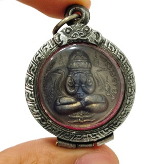 เหรียญพระปิดตาพังพระกาฬ เนื้อนวะโลหะ เลี่ยมตลับเงินเก่า อานุ…